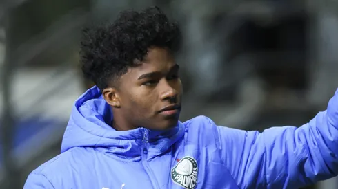 Endrick acenando ao torcedor palestrino no Allianz Parque.