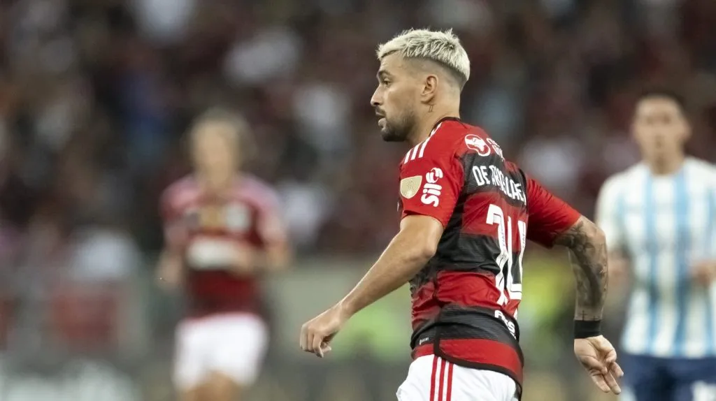 Foto: Jorge Rodrigues/AGIF – Arrascaeta durante jogo contra o Racing no Maracanã em 2023.