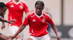Benjamin Arhin, volante da base do Inter em partida pelo sub-20 (Foto: SC Internacional / Reprodução)