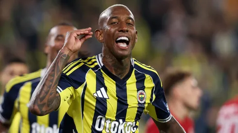 Anderson Talisca, meia-atacante do Fenerbahçe em partida pelo campeonato turco (Foto: Ahmad Mora/Getty Images)