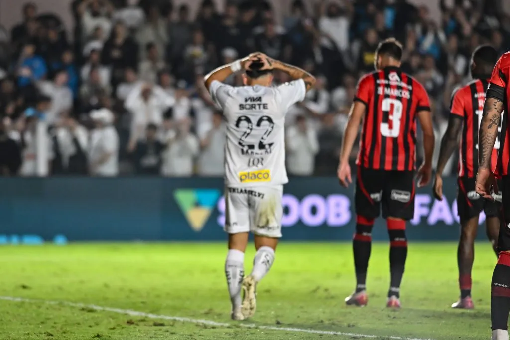 Barreal, jogador do Santos, lamenta derrota ao final da partida contra o Vitoria – Foto: Jota Erre/AGIF