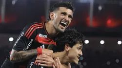 Pedro e De Arrascaeta, jogadores do Flamengo em partida pelo campeonato brasileiro (Foto: Buda Mendes/Getty Images)