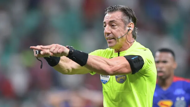 BA - SALVADOR - 19/10/2025 - BRASILEIRO A 2025, BAHIA X GREMIO - O arbitro Raphael Klaus durante partida entre Bahia e Gremio no estadio Arena Fonte Nova pelo campeonato Brasileiro A 2025. Foto: Jhony Pinho/AGIF