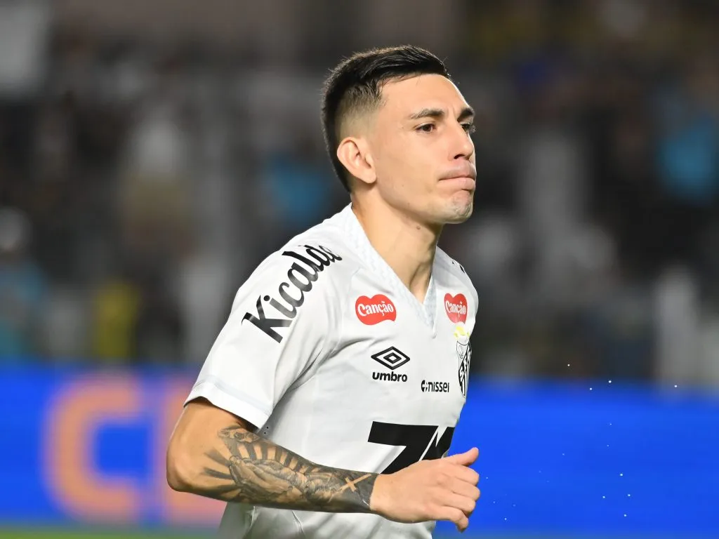 Santos tem Gonzalo Escobar como opção, porém lateral argentino não é unanimidade entre torcida e comissão técnica – Foto: Jota Erre/AGIF