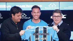 Alberto-guerra-ao-lado-do-meia-arthur-na-coletiva-no-gremio