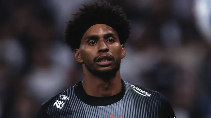 Hugo Souza pode ser desfalque em Vitória x Corinthians.