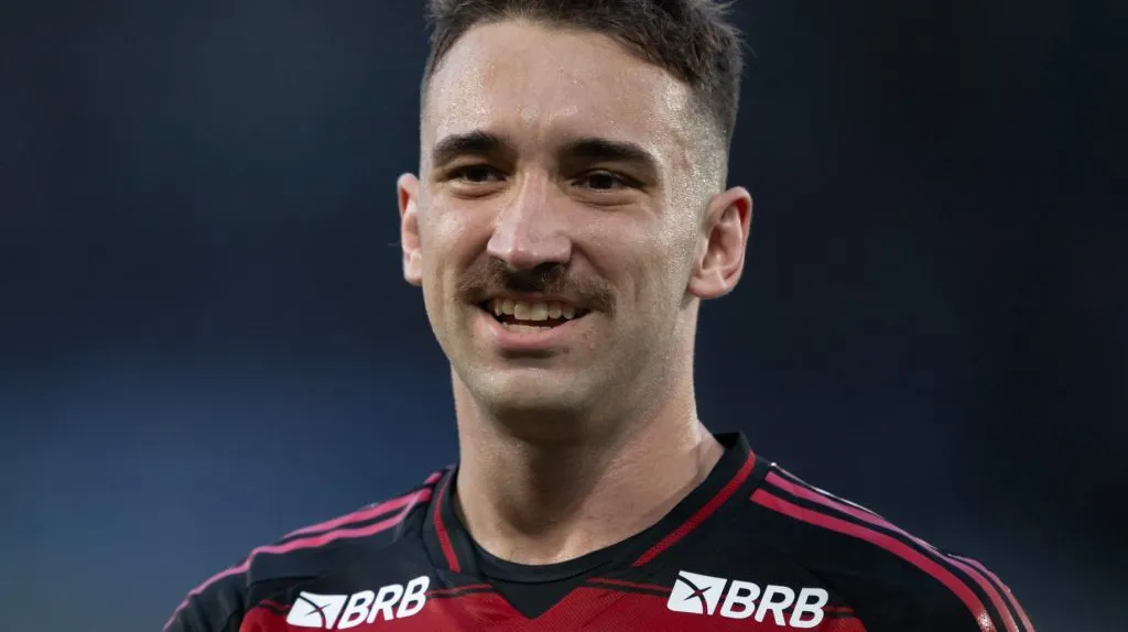 Léo Ortiz em reação amigável e sorrindo. Foto: Jorge Rodrigues/AGIF