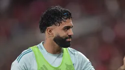Gabigol com colete de reserva (verde) no Cruzeiro em jogo contra o Flamengo no Maracanã.