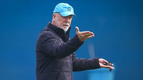 Mano Menezes turbina os trabalho no CT Luiz Carvalho