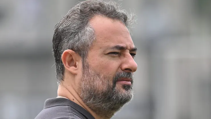 Alexandre Mattos recebe ordem de Marcelo Teixeira para cobrar jogadores do Santos