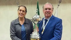 Íris Sesso e Osmar Stabile com a taça da Libertadores Feminina - Foto: Octávio Alves / Corinthians