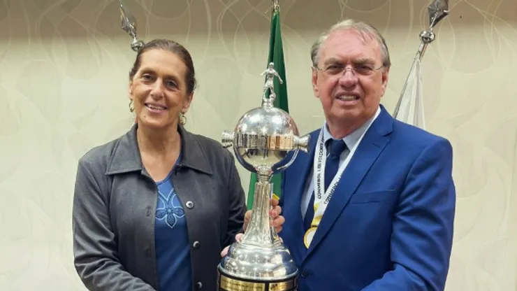Íris Sesso e Osmar Stabile com a taça da Libertadores Feminina - Foto: Octávio Alves / Corinthians