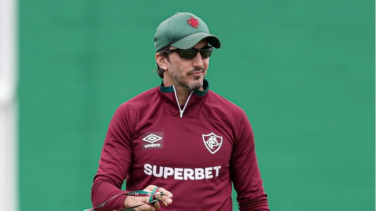 Zubeldía comanda treino no CT Carlos Castilho