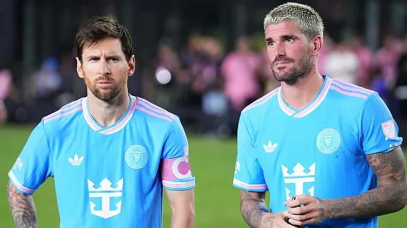 Lionel Messi e Rodrigo De Paul. Foto: Rich Storry/Getty Images