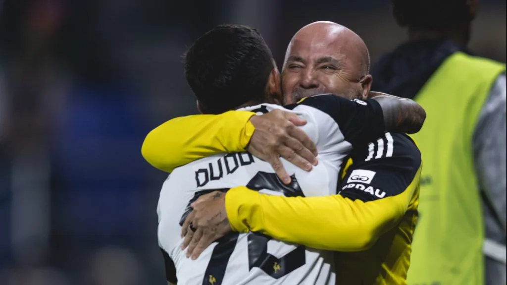 Dudu abraça Sampaoli após gol salvador no Equador – Foto: Pedro Souza / Atlético