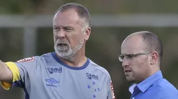 Thiago Scuro ao lado do técnico Mano Menezes.