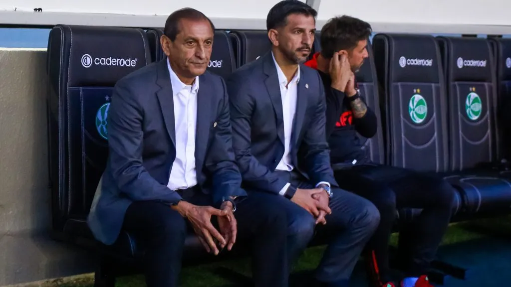 RS – CAXIAS DO SUL – 27/09/2025 – BRASILEIRO A 2025, JUVENTUDE X INTERNACIONAL – Ramon Diaz tecnico do Internacional ao lado de Emiliano Diz auxiliar-tecnico do Internacional durante partida contra o Juventude no estadio Alfredo Jaconi pelo campeonato Brasileiro A 2025. Foto: Luiz Erbes/AGIF