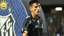 SP - SANTOS - 15/10/2025 - BRASILEIRO A 2025, SANTOS X CORINTHIANS - Angileri jogador do Corinthians durante aquecimento antes da partida contra o Santos no estadio Vila Belmiro pelo campeonato Brasileiro A 2025. Foto: Jota Erre/AGIF