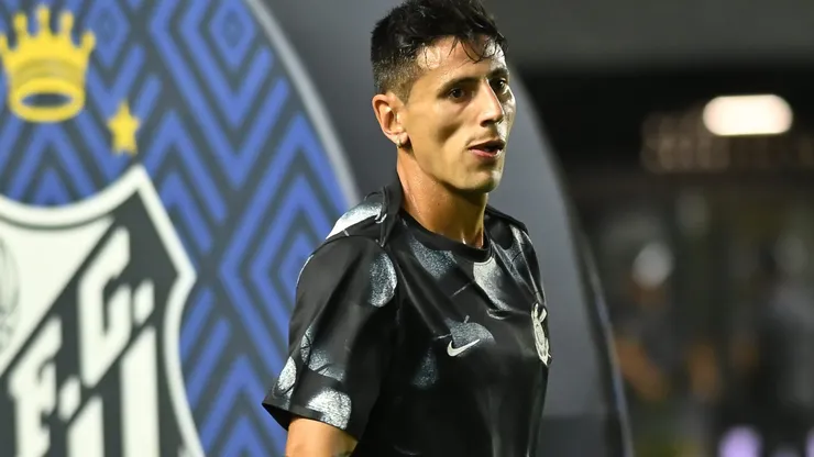 SP - SANTOS - 15/10/2025 - BRASILEIRO A 2025, SANTOS X CORINTHIANS - Angileri jogador do Corinthians durante aquecimento antes da partida contra o Santos no estadio Vila Belmiro pelo campeonato Brasileiro A 2025. Foto: Jota Erre/AGIF
