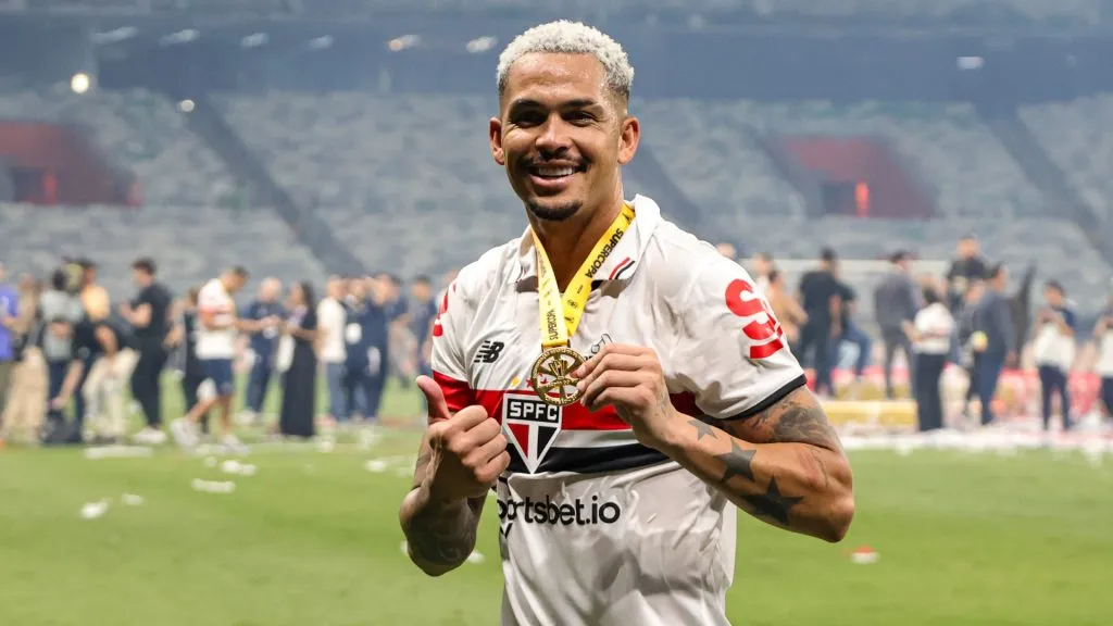 Luciano com a medalha da Supercopa do Brasil 2024 – Foto: Gilson Lobo/AGIF