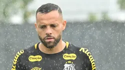 Guilherme durante treino no CT Rei Pelé.