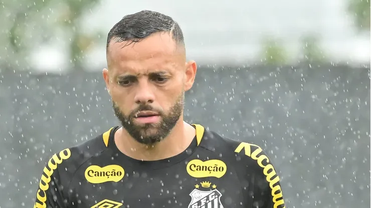 Guilherme durante treino no CT Rei Pelé.