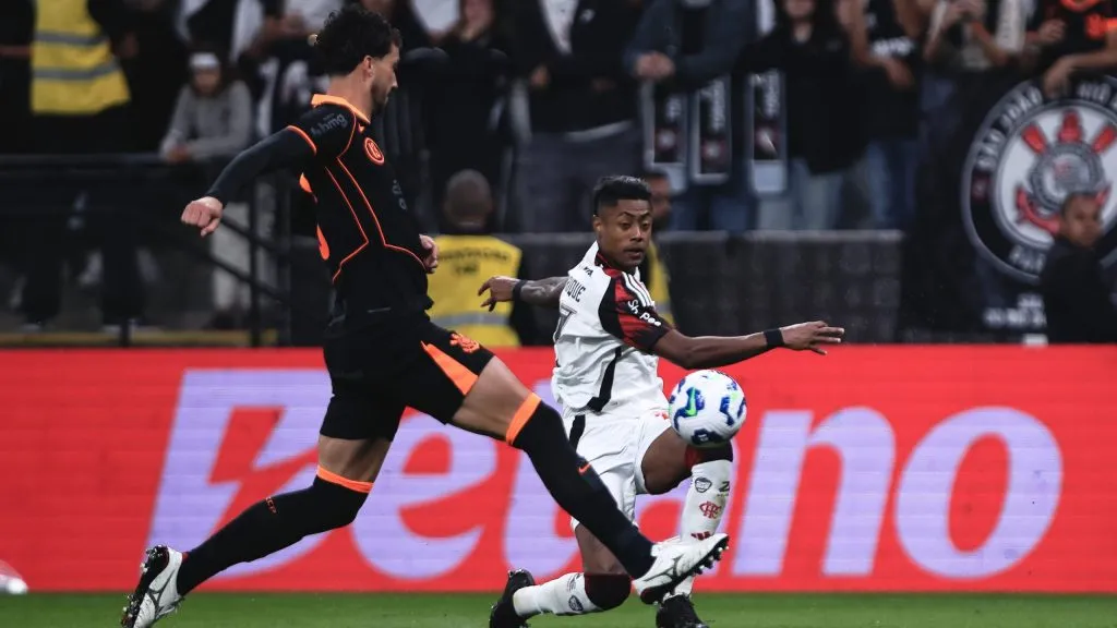 SP – SAO PAULO – 28/09/2025 – BRASILEIRO A 2025, CORINTHIANS X FLAMENGO – Gustavo Henrique jogador do Corinthians disputa lance com Bruno Henrique jogador do Flamengo durante partida no estadio Arena Corinthians pelo campeonato Brasileiro A 2025. Foto: Ettore Chiereguini/AGIF