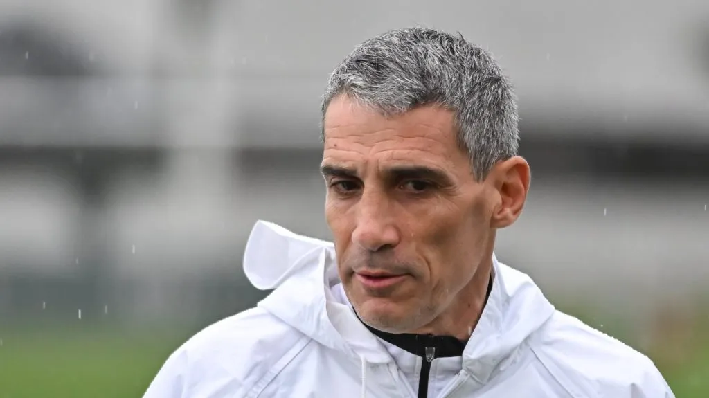 Foto: Jota Erre/AGIF – Vojvoda não cede pressão da torcida e conta com o camisa 11 no Santos.