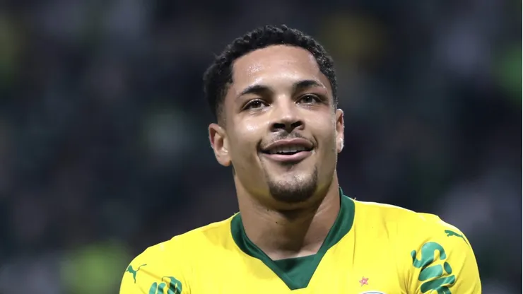 Vitor Roque durante partida contra o Bragantino.