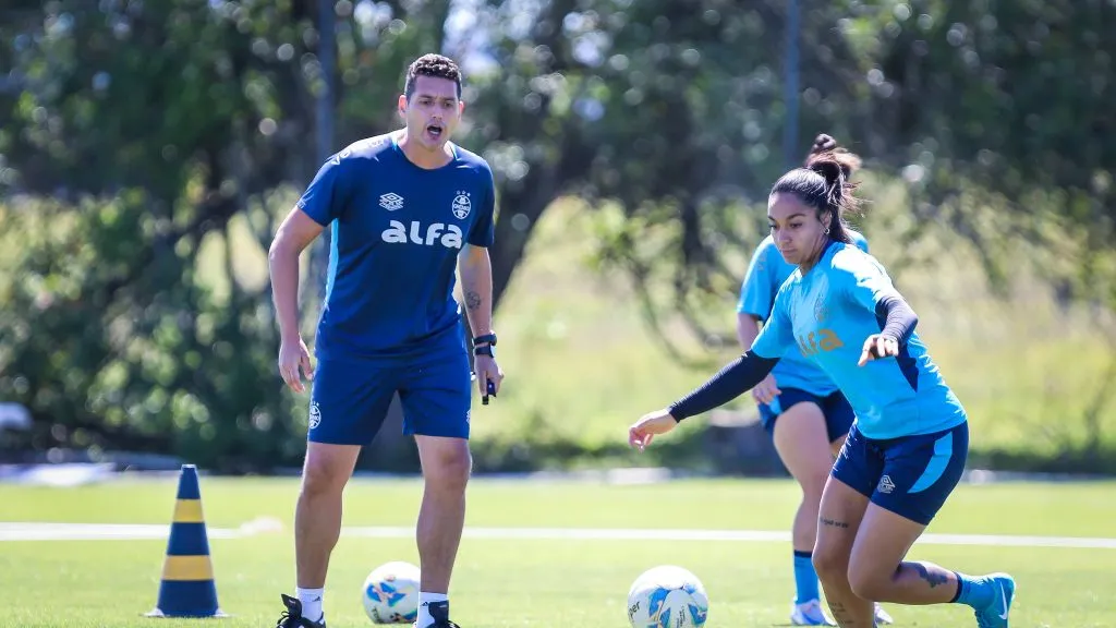 Treinador do Grêmio, Cyro Leães, comanda treino