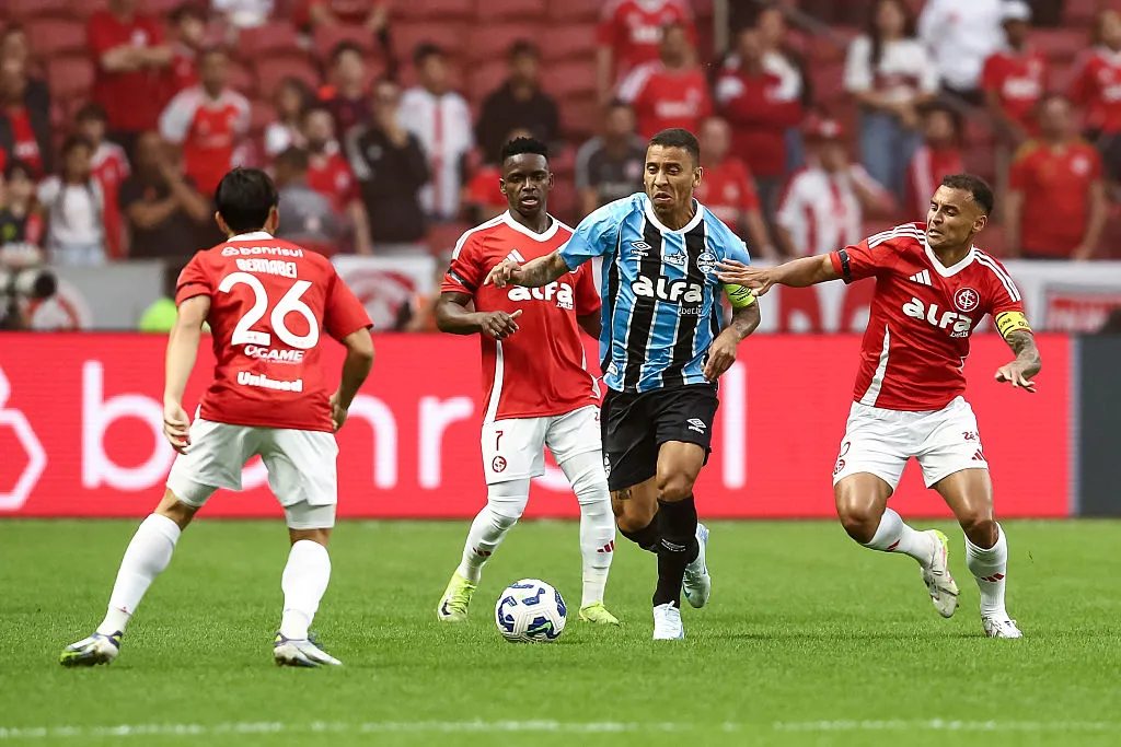 No último confronto entre as equipes, o Grêmio levou a melhor por 3 a 2. Foto: Pedro H. Tesch/Getty Images)