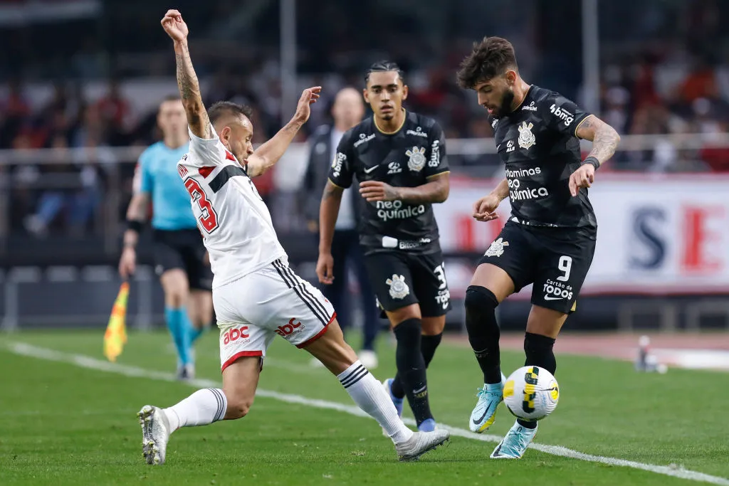 Corinthians de Yuri Alberto leva vantagem diante do São Paulo em confrontos diretos. Foto: Ricardo Moreira/Getty Images)