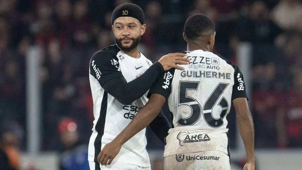 Memphis e Gui Negão pelo Corinthians. Foto: Hedeson Alves/AGIF