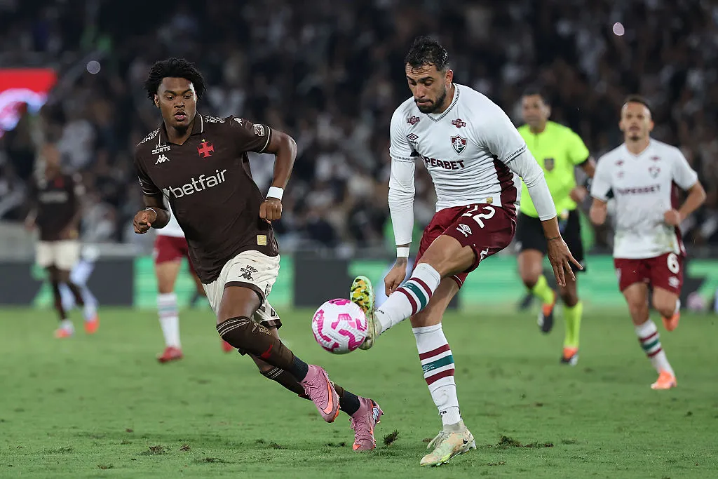 Embora tenha ficado tempo sem vencer o Fluminense, o Vasco tem mais vitórias que o rival. Foto: Wagner Meier/Getty Images)