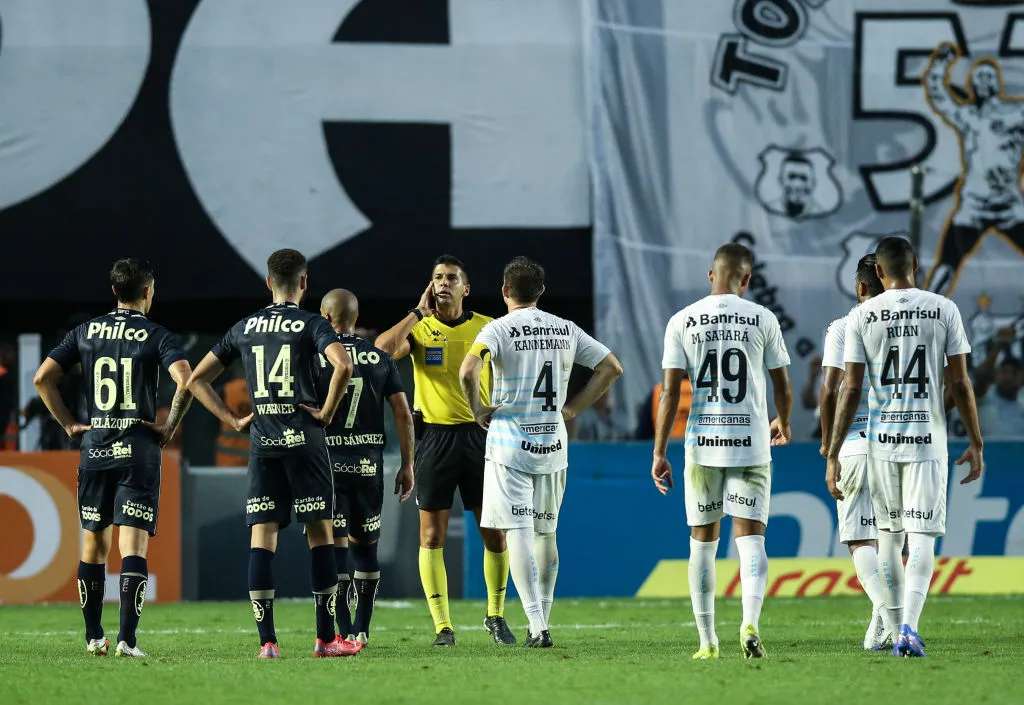 Santos e Grêmio vem fazendo jogos parelhos, mas o Peixe leva vantagem diante do time gaúcho. Foto: Alexandre Schneider/Getty Images,)