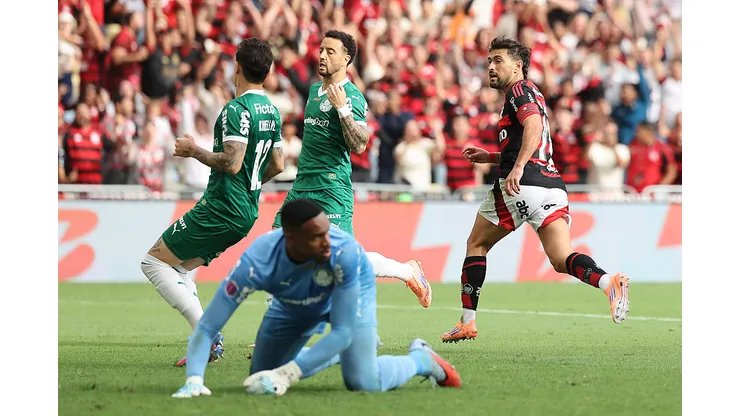 RIO DE JANEIRO, BRAZIL - OCTOBER 19: Giorgian de Arrascaeta of Flamengo celebrates after scoring the first goal of his team during the match between Flamengo and Palmeiras as part of Brasileirao 2025 at Maracana Stadium on October 19, 2025 in Rio de Janeiro, Brazil. (Photo by Wagner Meier/Getty Images)