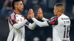 SP - SAO PAULO - 28/09/2025 - BRASILEIRO A 2025, CORINTHIANS X FLAMENGO - Bruno Henrique e Samuel Lino do Flamengo comemoram vitoria ao final da partida contra o Corinthians no estadio Arena Corinthians pelo campeonato Brasileiro A 2025. Foto: Joisel Amaral/AGIF