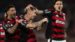 RJ - RIO DE JANEIRO - 18/09/2025 - COPA LIBERTADORES 2025, FLAMENGO X ESTUDIANTES - Varela jogador do Flamengo comemora seu gol com De Arrascaeta jogador da sua equipe durante partida contra o Estudiantes no estadio Maracana pelo campeonato Copa Libertadores 2025. Foto: Jorge Rodrigues/AGIF