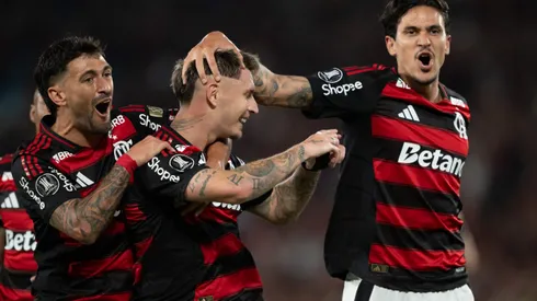 RJ - RIO DE JANEIRO - 18/09/2025 - COPA LIBERTADORES 2025, FLAMENGO X ESTUDIANTES - Varela jogador do Flamengo comemora seu gol com De Arrascaeta jogador da sua equipe durante partida contra o Estudiantes no estadio Maracana pelo campeonato Copa Libertadores 2025. Foto: Jorge Rodrigues/AGIF