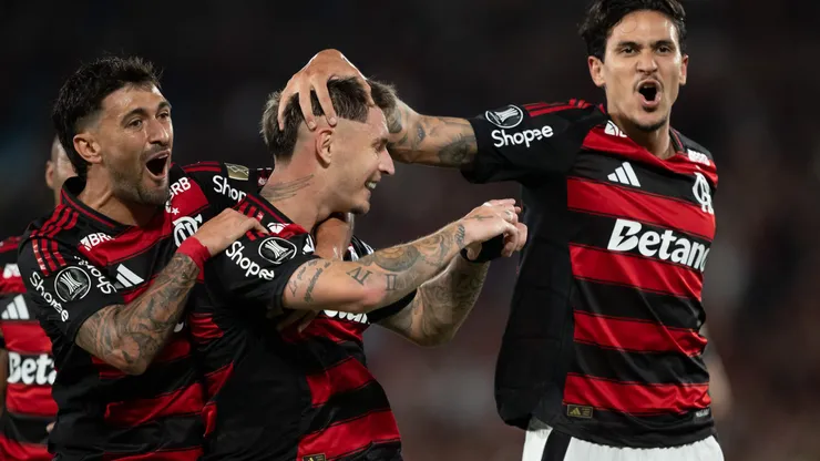 RJ - RIO DE JANEIRO - 18/09/2025 - COPA LIBERTADORES 2025, FLAMENGO X ESTUDIANTES - Varela jogador do Flamengo comemora seu gol com De Arrascaeta jogador da sua equipe durante partida contra o Estudiantes no estadio Maracana pelo campeonato Copa Libertadores 2025. Foto: Jorge Rodrigues/AGIF