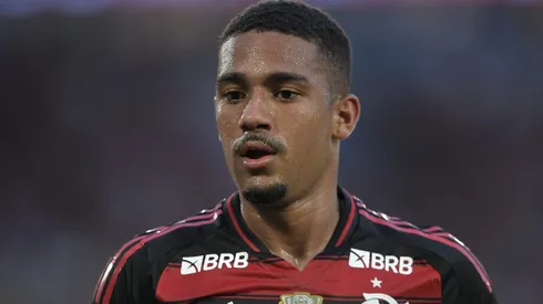 Criticado em início no Flamengo, Samuel Lino é lembrado em lista com Vini Jr e Estevão