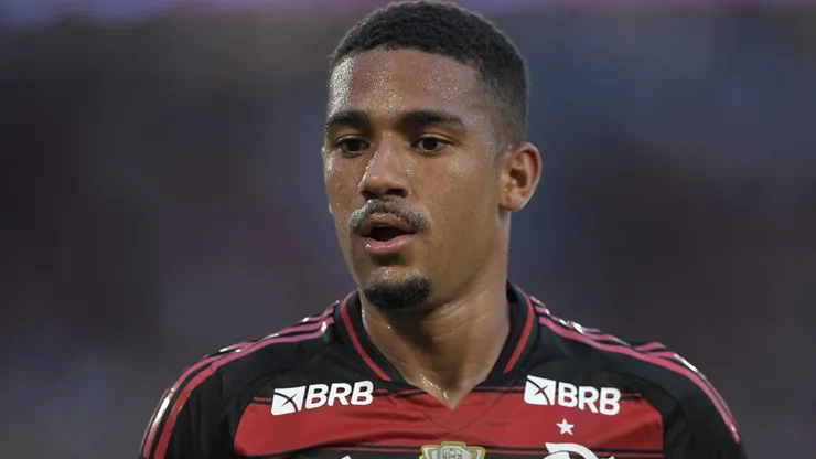 Criticado em início no Flamengo, Samuel Lino é lembrado em lista com Vini Jr e Estevão