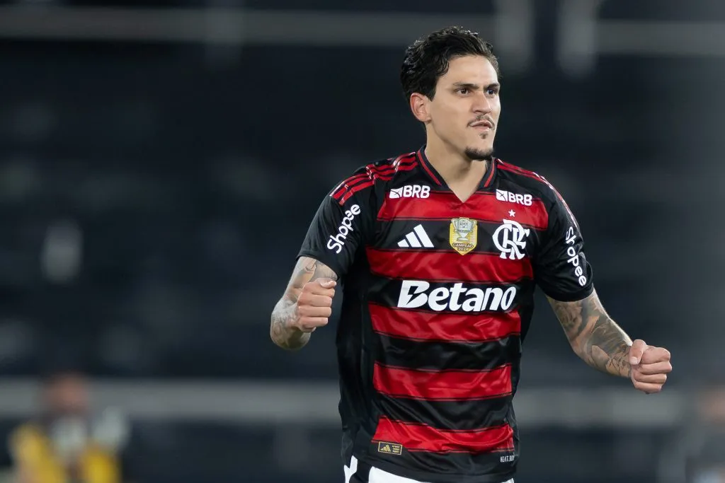 RJ – RIO DE JANEIRO – 15/10/2025 – BRASILEIRO A 2025, BOTAFOGO X FLAMENGO – Pedro jogador do Flamengo comemora seu gol durante partida contra o Botafogo no estadio Engenhao pelo campeonato Brasileiro A 2025. Foto: Jorge Rodrigues/AGIF