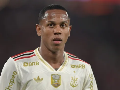 Filipe Luís barra 5 jogadores em Flamengo x Racing