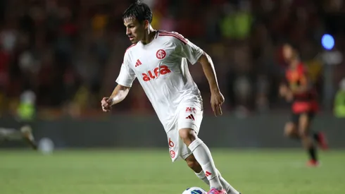 Bernabei, jogador do Internacional, durante a partida entre Sport e Internacional no Estadio da Ilha do Retiro em Recife (PE), pelo campeonato brasileiro Serie A. Foto: Marlon Costa/AGIF