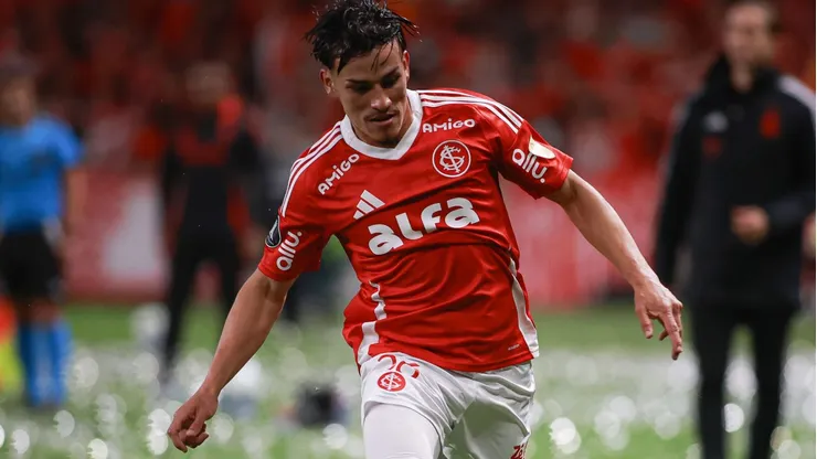 RS - PORTO ALEGRE - 20/08/2025 - COPA LIBERTADORES 2025, INTERNACIONAL X FLAMENGO - Alexandro Bernabei jogador do Internacional durante partida contra o Flamengo no estadio Beira-Rio pelo campeonato Copa Libertadores 2025. Foto: Maxi Franzoi/AGIF