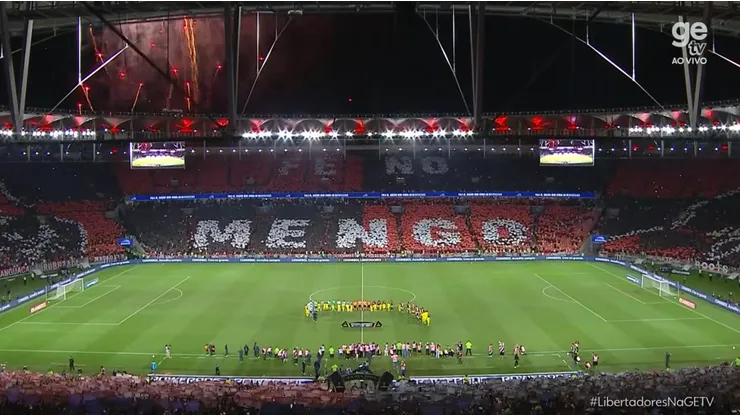 Mosaico preparado por torcida do Flamengo emocionou na entrada dos jogadores no Maracanã - Foto: Reprodução/Ge TV