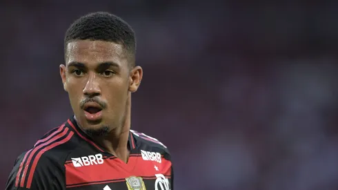 Samuel Lino parecia incrédulo em chance desperdiçada para o Flamengo contra Racing