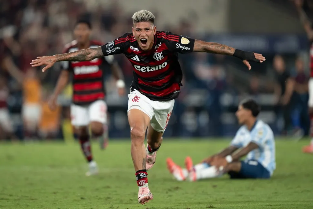 Carrascal, jogador do Flamengo, comemora seu gol durante partida contra o Racing no estadio Maracana pelo campeonato Copa Libertadores 2025. Foto: Jorge Rodrigues/AGIF