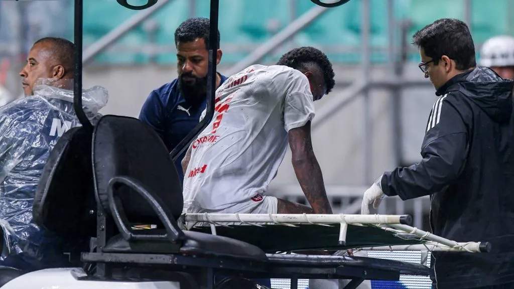 Vitão deixa o gramado da Arena Fonte de maca, ainda no primeiro tempo. Foto: Jhony Pinho/AGIF
